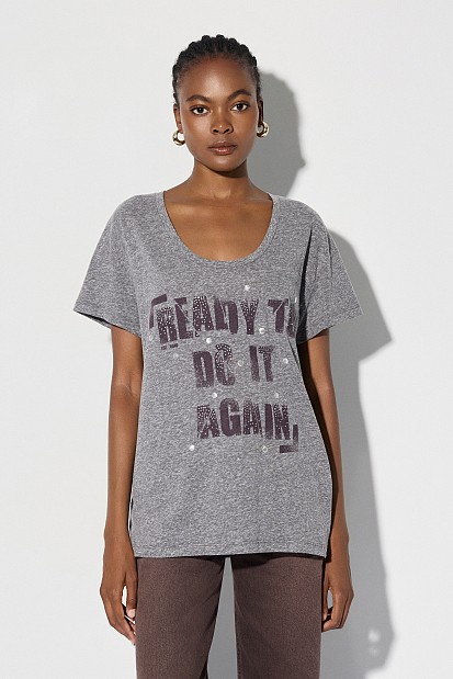 T-shirt με τύπωμα και διακοσμητικές λεπτομέρειες