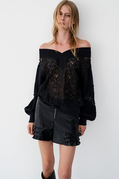 Sweatshirt with lace