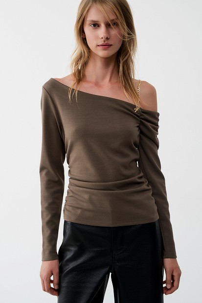 One-shoulder top with chain