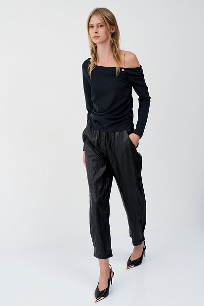 One-shoulder top with chain