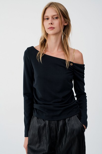 One-shoulder top with chain