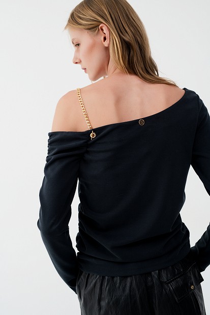 One-shoulder top with chain