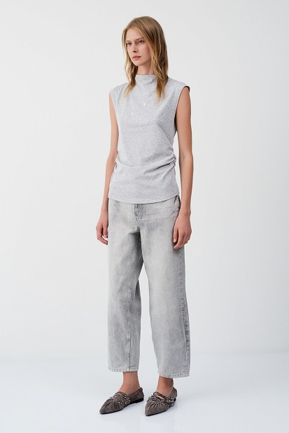 Sleeveless blouse with rhinestone