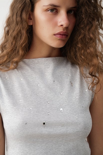 Sleeveless blouse with rhinestone