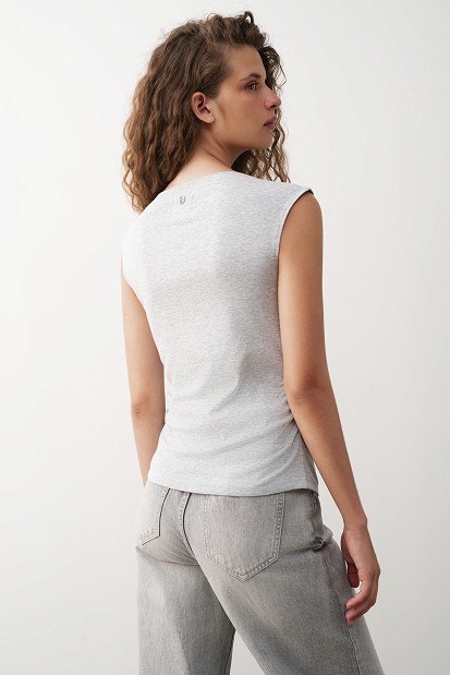 Sleeveless blouse with rhinestone