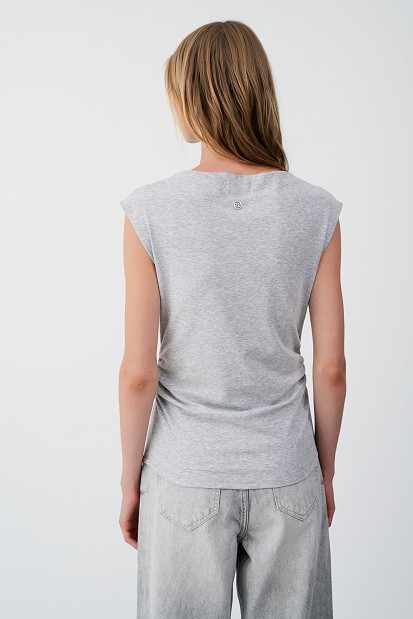 Sleeveless blouse with rhinestone