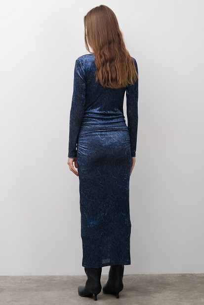 Rochie midi cu print și aspect catifelat