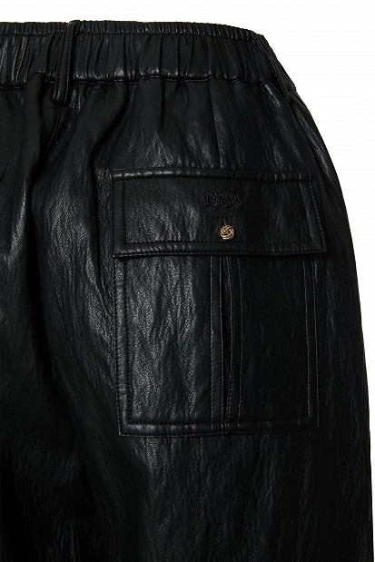 Pantaloni Joy barrel cu aspect de piele