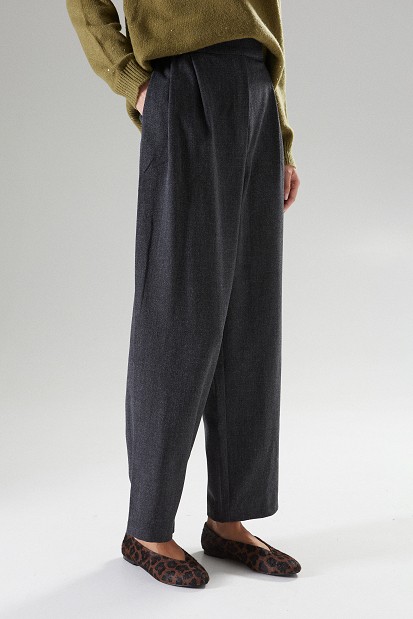 High-waisted pleated trousers
