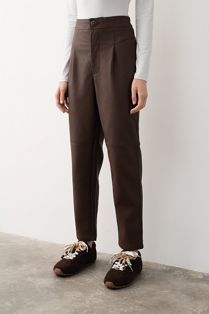 Pantaloni cu pliuri și aspect de piele