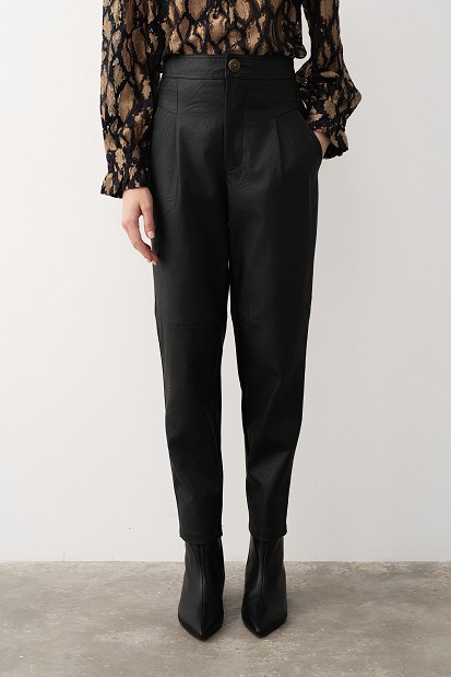 Pantaloni cu pliuri și aspect de piele