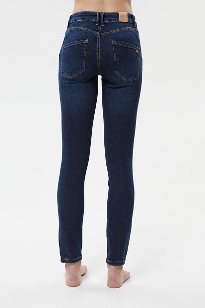 Selena skinny jeans with a decorative detail