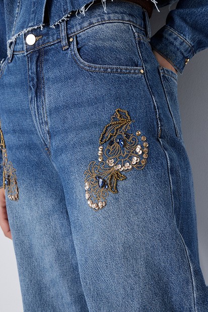 Dione barrel with embroidered details