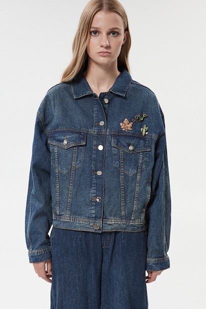 Jachetă din denim cu broșe decorative