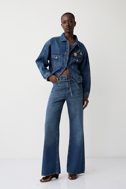 Denim τζάκετ με διακοσμητικές καρφίτσες