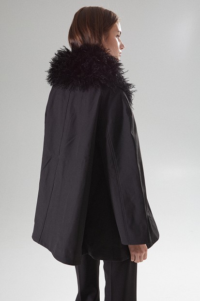 Coat with detachable faux fur