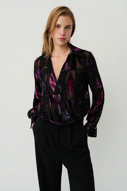 Body transparent cu model geometric și detalii catifelate