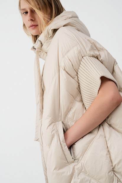 Sleeveless puffer jacket