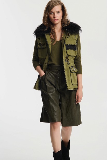 Sleeveless vest with embroidered details and faux fur