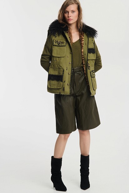 Sleeveless vest with embroidered details and faux fur