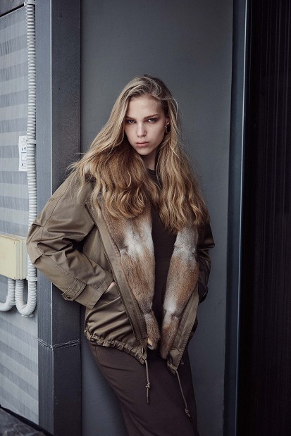 Parka jacket with faux fur collar