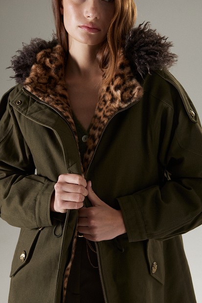 Παρκά με γούνινη επένδυση σε animal print