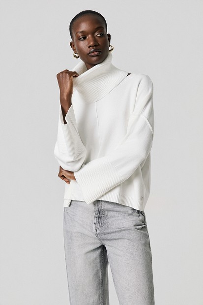 Sweater with a detachable collar