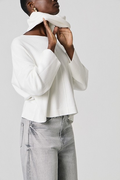 Sweater with a detachable collar