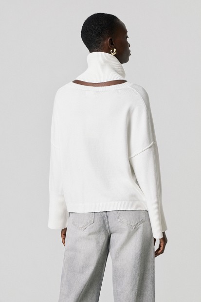 Sweater with a detachable collar