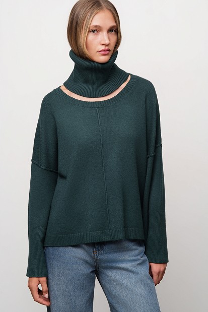 Sweater with a detachable collar