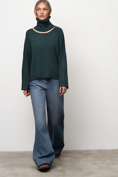 Sweater with a detachable collar