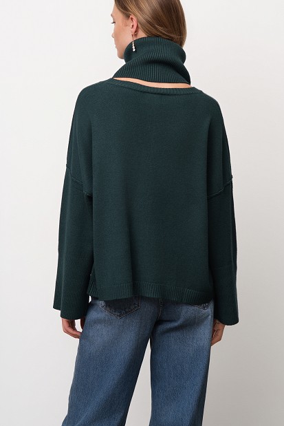 Sweater with a detachable collar