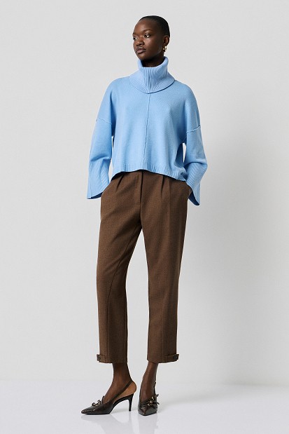 Sweater with a detachable collar