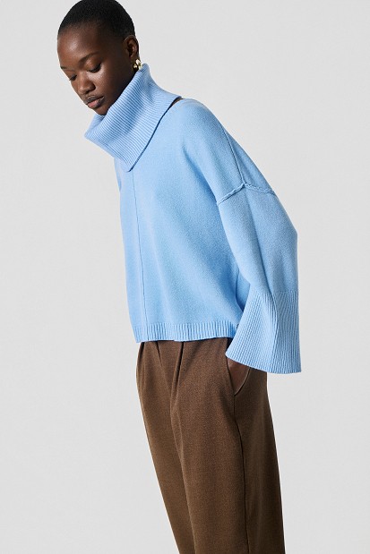 Sweater with a detachable collar