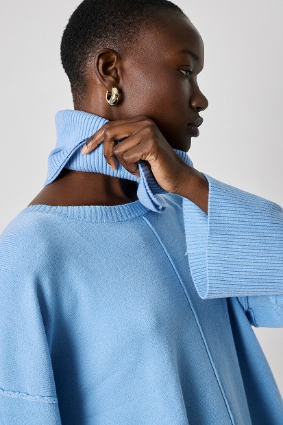 Sweater with a detachable collar