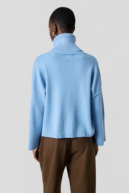 Sweater with a detachable collar