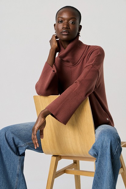 Sweater with a detachable collar
