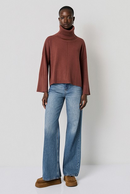 Sweater with a detachable collar