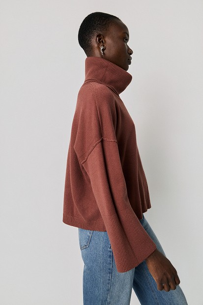 Sweater with a detachable collar