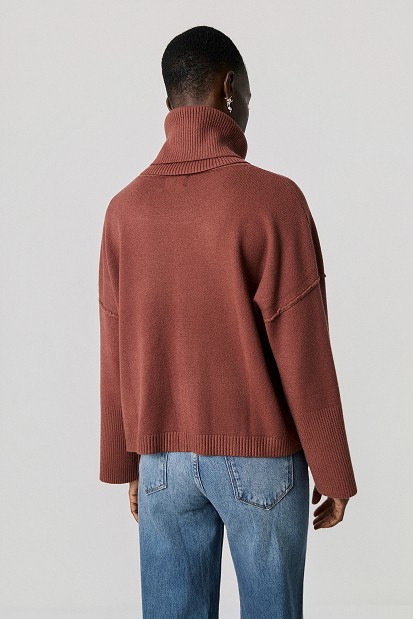 Sweater with a detachable collar