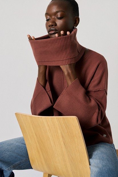 Sweater with a detachable collar