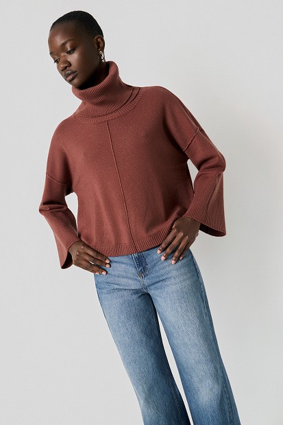 Sweater with a detachable collar
