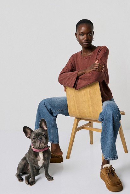 Sweater with a detachable collar