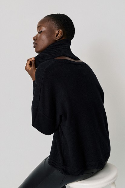 Sweater with a detachable collar