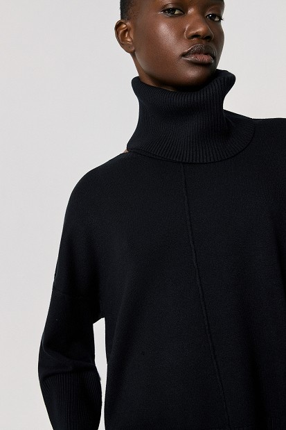 Sweater with a detachable collar