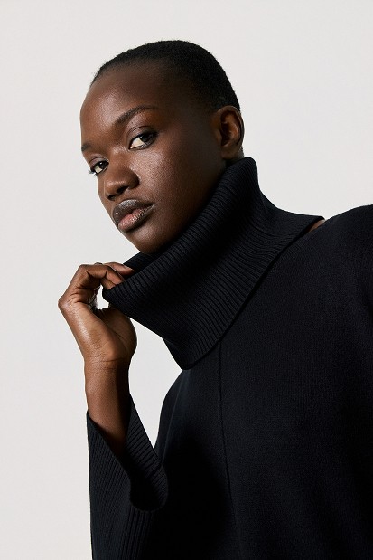 Sweater with a detachable collar