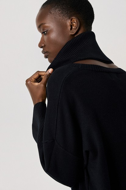 Sweater with a detachable collar