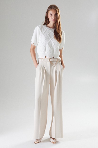 Short-sleeved knitted sweater with embellished stones
