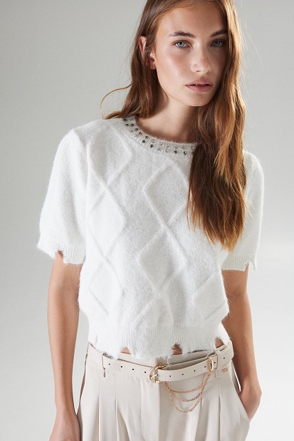 Short-sleeved knitted sweater with embellished stones