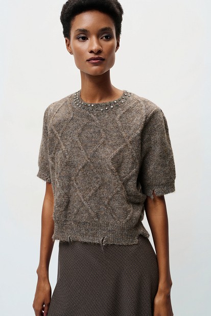 Short-sleeved knitted sweater with embellished stones